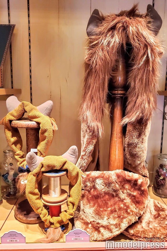 ビーストのマフラー、ヘアバンド/ニューファンタジーランド「ビレッジショップス」の新グッズ (C)モデルプレス (C)Disney