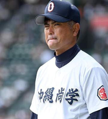 連覇逃した沖縄尚学・比嘉監督 横浜・織田に脱帽「真っすぐが速かった。これまで対戦した中で見たことがないほど凄い投手」ナインを称える「今の代は重圧のある中でよく甲子園に帰ってきた」