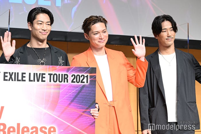 (左から)AKIRA、SHOKICHI、小林直己 (C)モデルプレス
