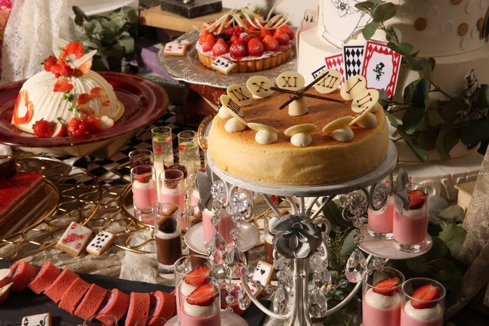 横浜「いちごとアリスのクラシックスイーツブッフェ」チェシャ猫や白うさぎ等のデザート約20種