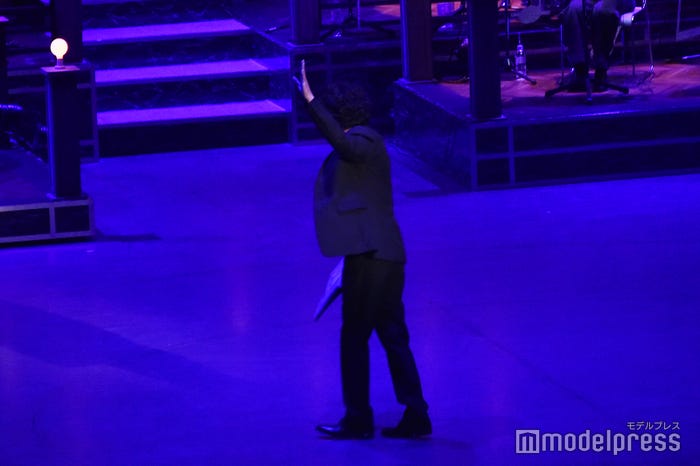 「ポッポー」と恥ずかしそうにはける稲垣吾郎(C)モデルプレス