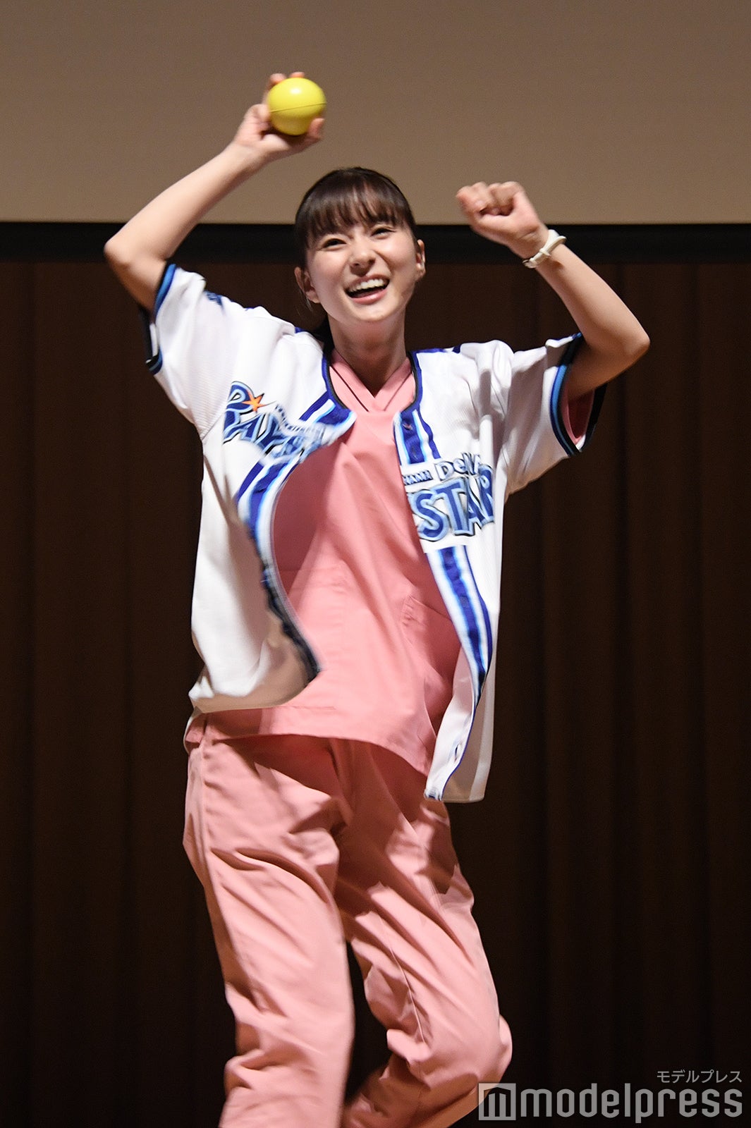 ストラックアウトで全力で喜ぶ芳根京子（C）モデルプレス