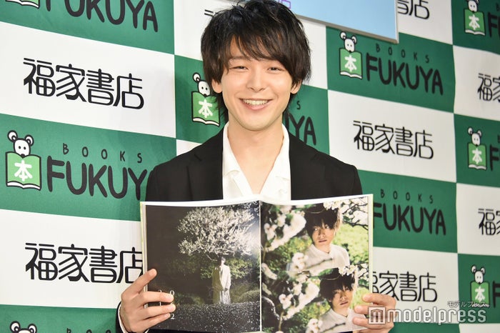 中村倫也 初握手会にファン00人殺到 モデルプレス