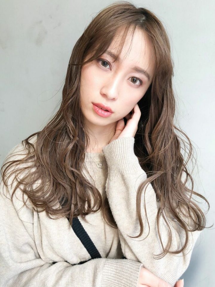セミロングパーマ 前髪なしのスタイル集 大人の魅力がグンっと上がるおすすめヘア モデルプレス セミロングパーマ 前髪なしのスタイル集 大人の魅力がグンっと上がるおすすめヘア モデルプレス