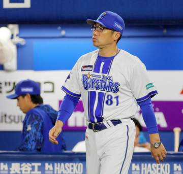横浜スタジアムに悲鳴 DeNAがまさかの失策で同点許す ゲッツーでチェンジが一転 相川監督も呆然