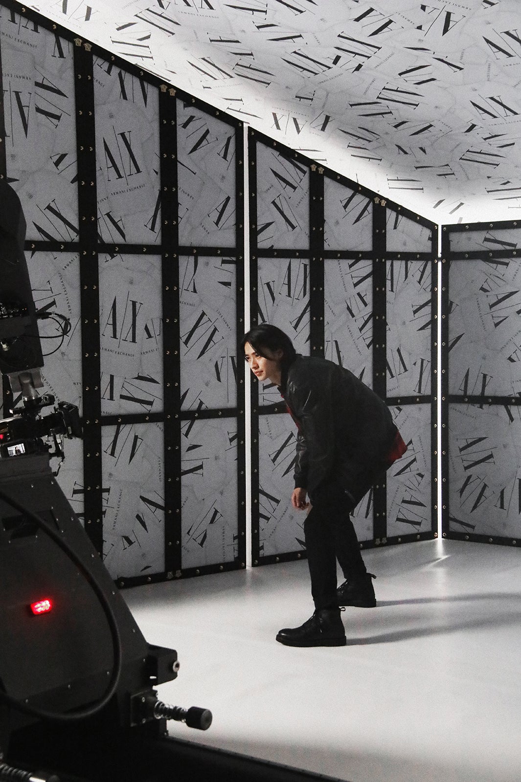 山崎賢人／メイキングカット （画像提供：ジョルジオ アルマーニ）