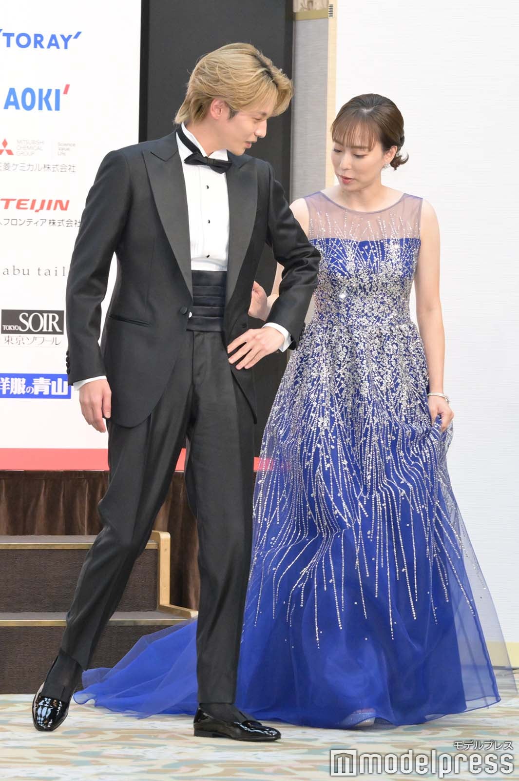 石川佳純をエスコートする志尊淳（C）モデルプレス