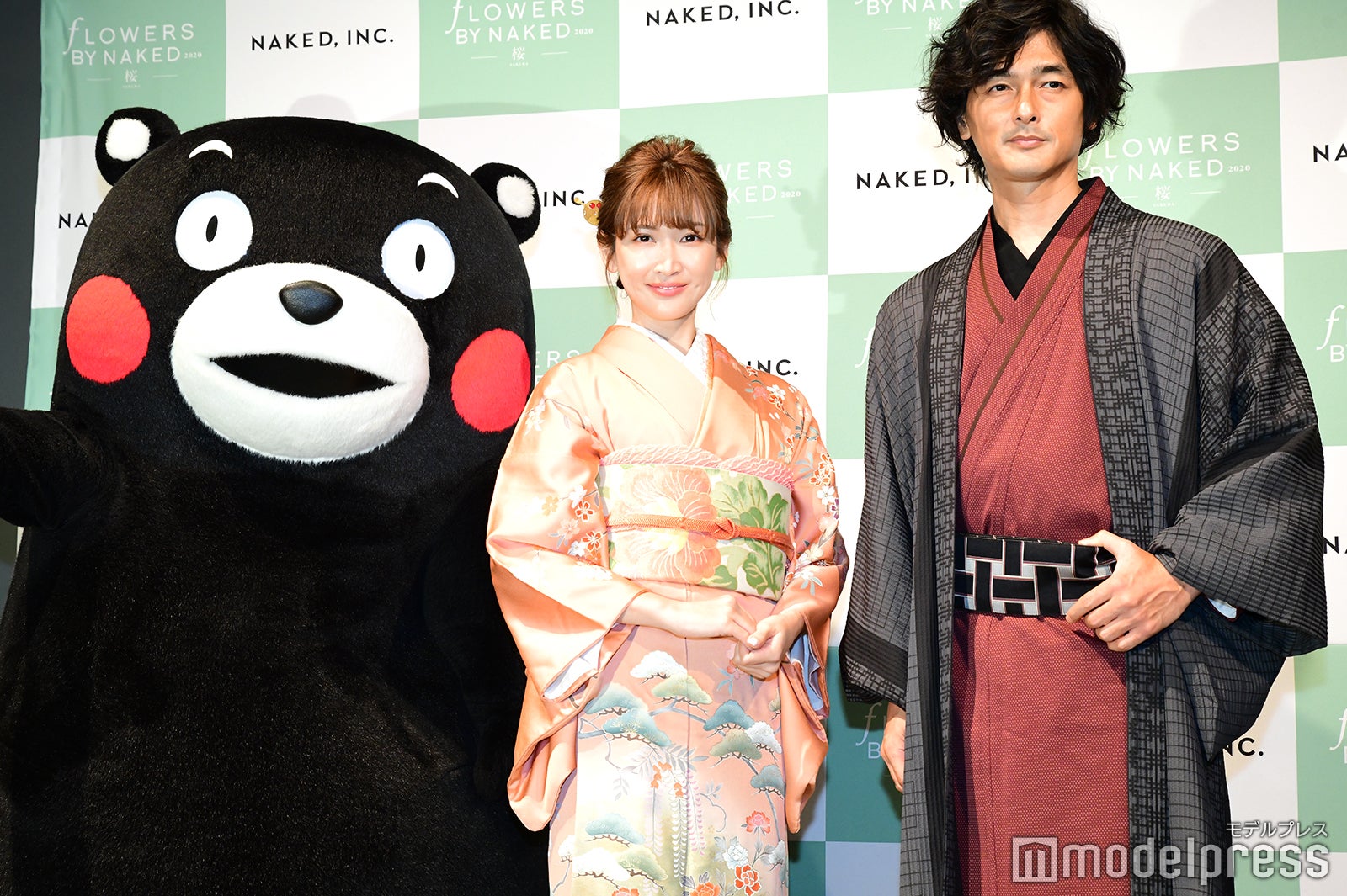 （左から）くまモン、紗栄子、村松亮太郎氏（C）モデルプレス