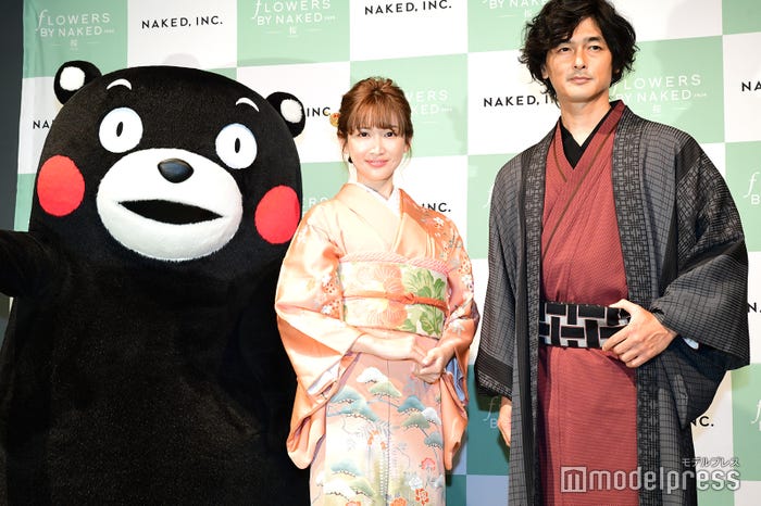 (左から)くまモン、紗栄子、村松亮太郎氏(C)モデルプレス