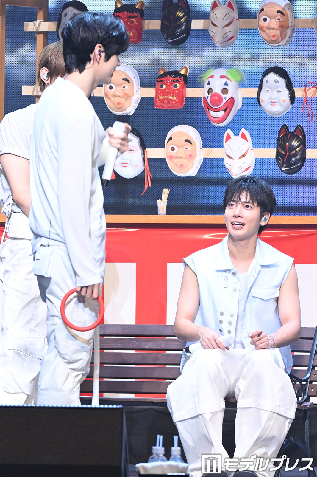 わなげに挑戦するSOOBIN（スビン）を見つめるTAEHYUN（テヒョン）／TOMORROW X TOGETHER（C）モデルプレス