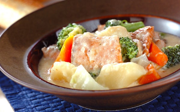 ホワイトソースから手作りする! サーモンのクリームシチュー