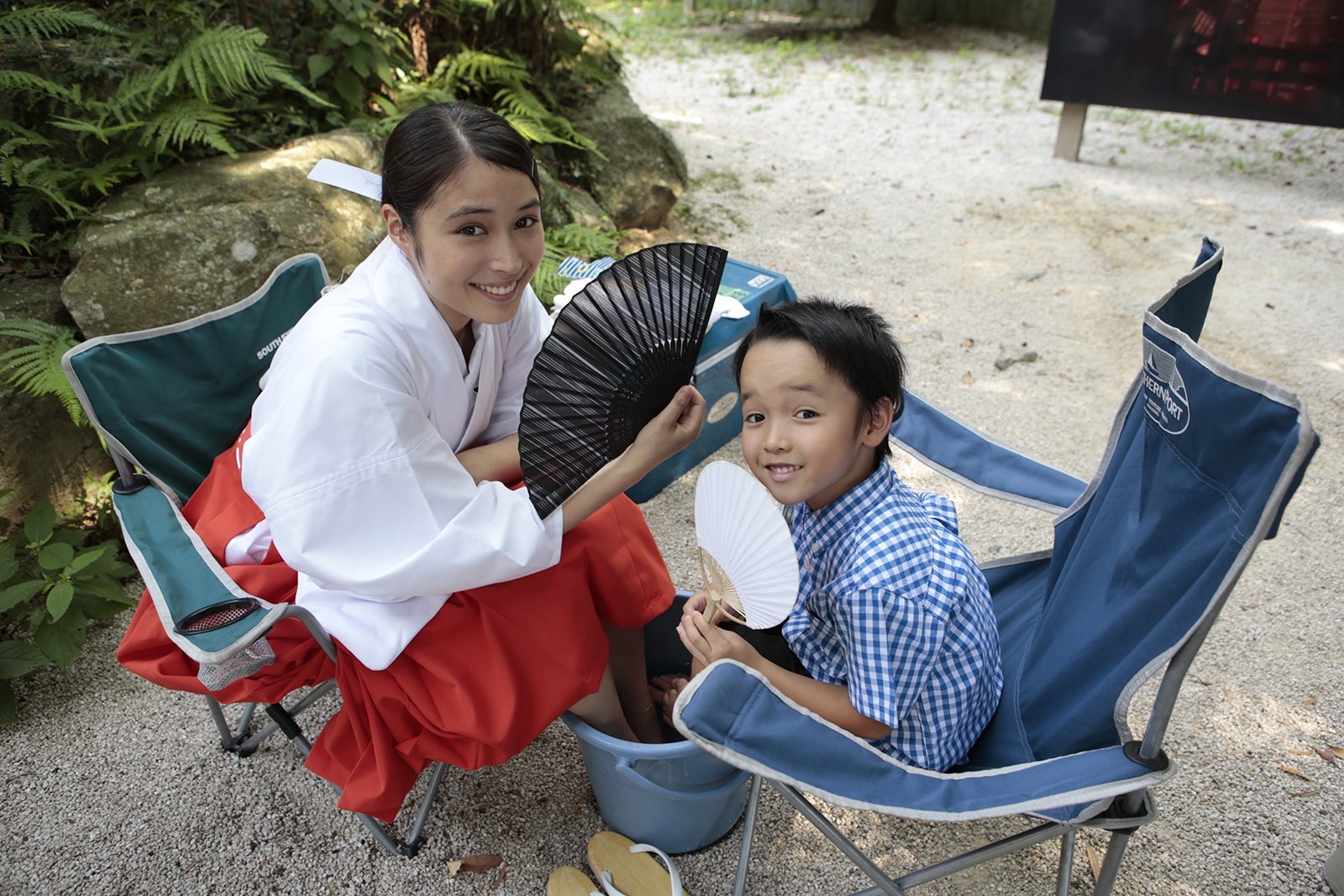 広瀬アリス、撮影の合間の姿にほっこり＜巫女っちゃけん。＞