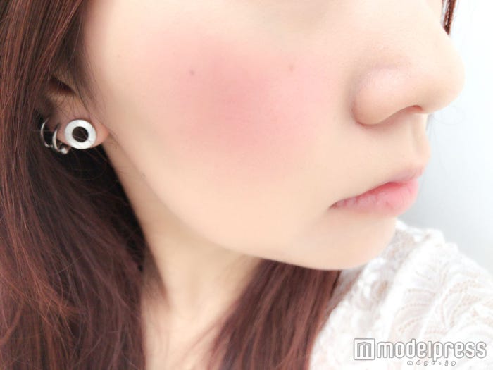 リキッドチーク・サンディカラー“RD301”使用(C)モデルプレス