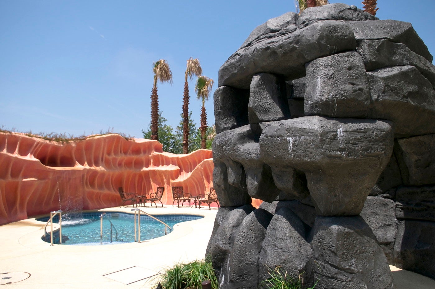 ミスティマウンテンズ・プール　ドクロ岩（C）Disney