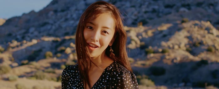 板野友美「Just as I am」MVより(画像提供:キングレコード)