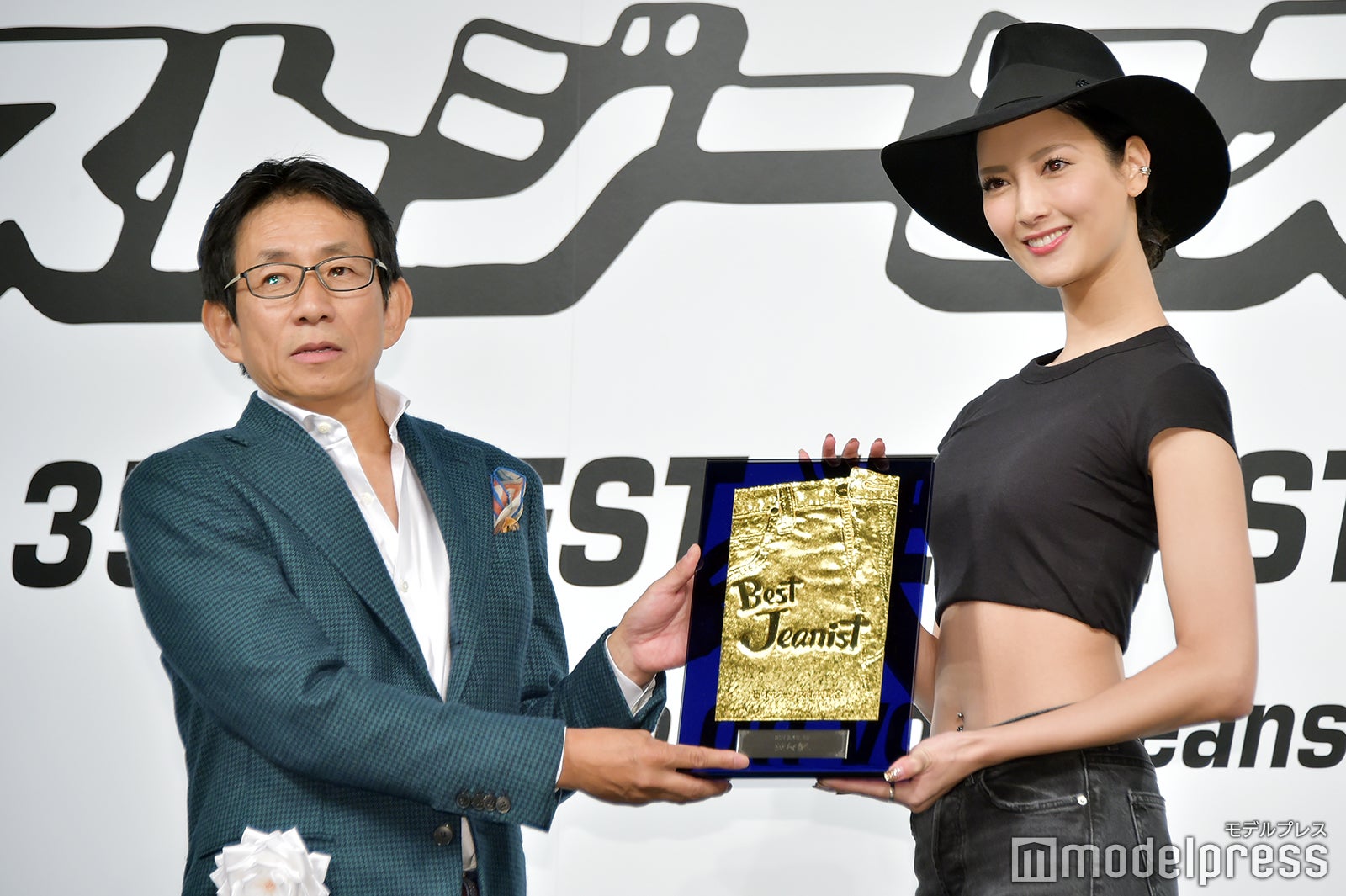 （右）菜々緒（C）モデルプレス