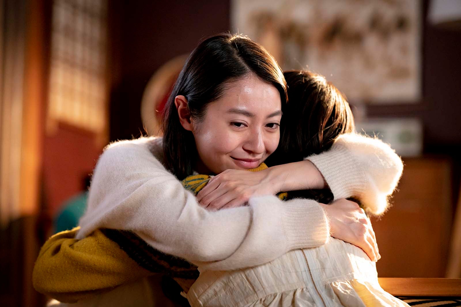 田辺桃子、広瀬すず／「夕暮れに、手をつなぐ」第7話より（C）TBS