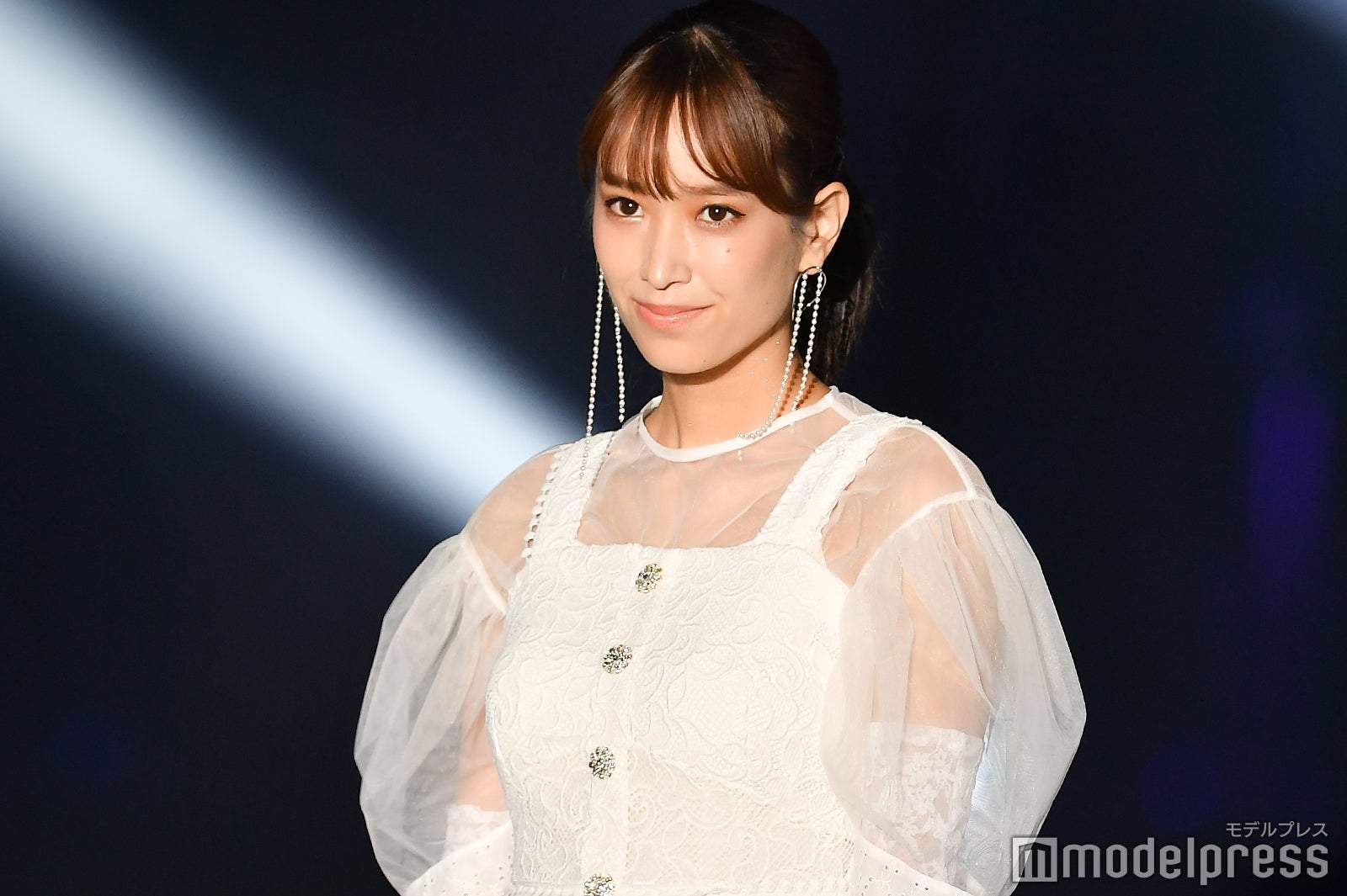 日向坂46佐々木久美、オールホワイトドレスで颯爽ランウェイ＜TGC北九州2019＞