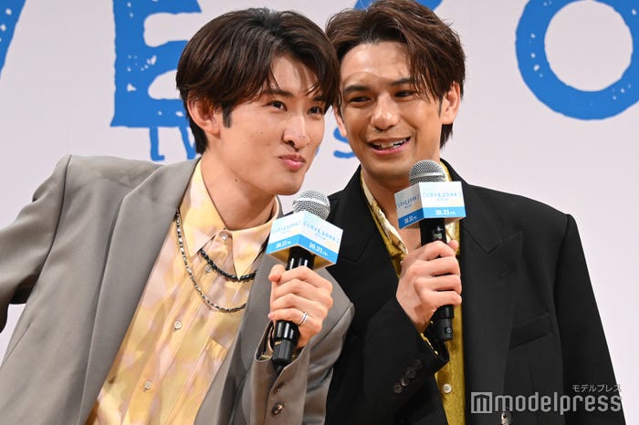 質問を忘れた向井康二に耳打ちで教える森崎ウィン(C)モデルプレス