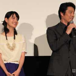 (左から)橋本愛、堤真一