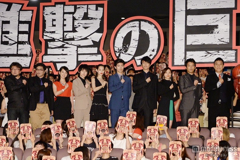 （左から）樋口真嗣監督、松尾諭、桜庭ななみ、本郷奏多、水原希子、三浦春馬、長谷川博己、石原さとみ、三浦貴大、ピエール瀧