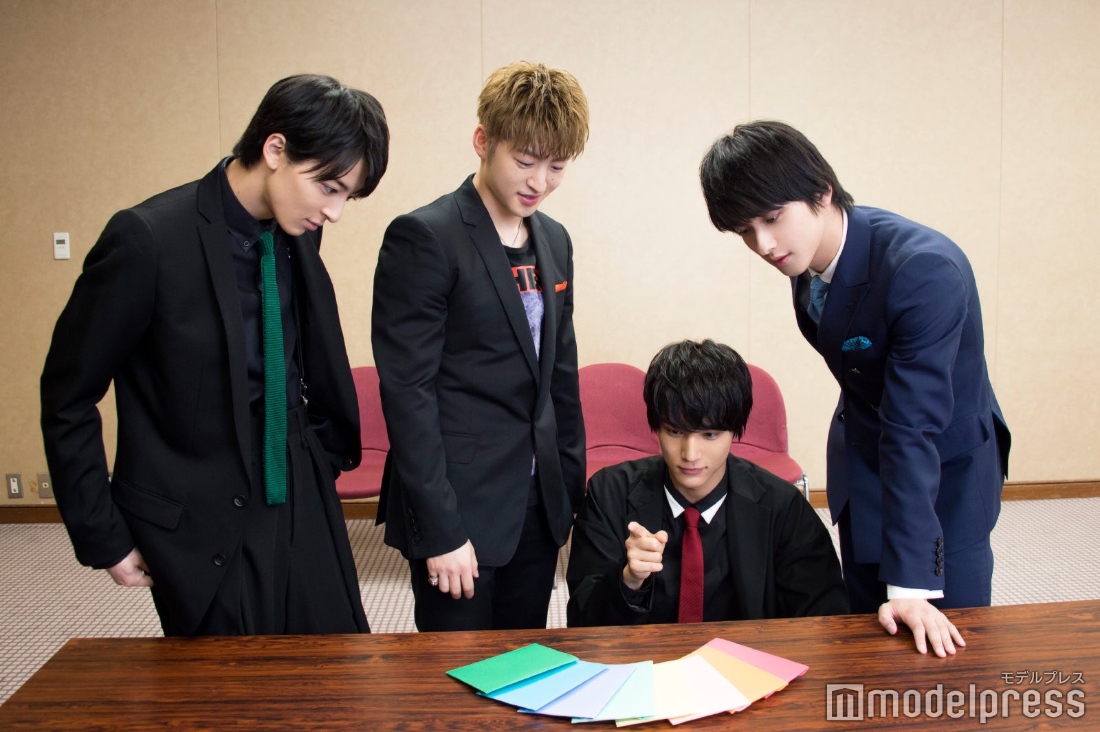 どの色を選ぶ？（C）モデルプレス