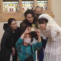 （左から）マルシア、深田恭子、大貫勇輔（C）横関大／講談社（C）2021「劇場版 ルパンの娘」製作委員会