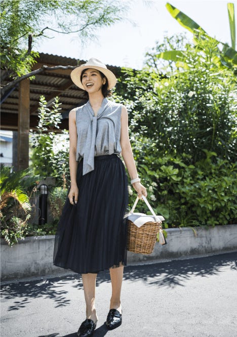 ノースリーブタイブラウス¥17,000/エストネーション チュールスカート¥15,000/シップス(シップス 渋谷店) 中折れハット¥14,000/CA4LA(CA4LA ショールーム) かごバッグ¥27,000/アモング ビーズバングル各¥1,980/リリー アンド ローラ(ロードス) スリッパミュール¥33,000/ダブルスタンダードクロージング アクセソワ(フィルム)(C)TOPLOG