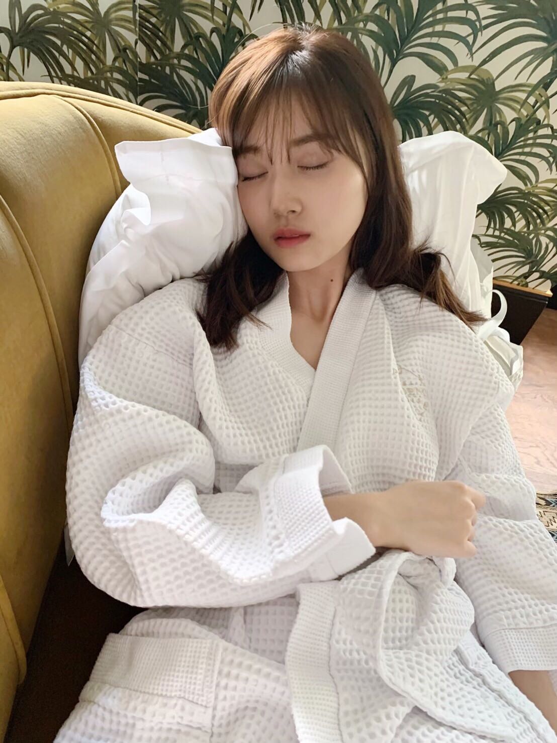 お風呂後に眠ってしまった山下美月（提供写真）