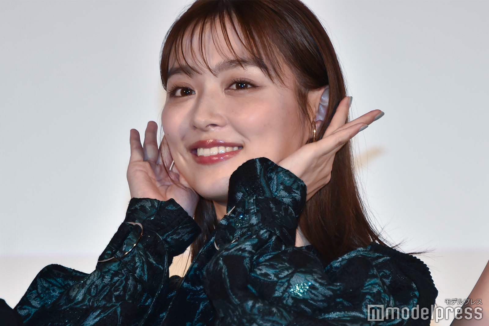 “耳すまポーズ”をする内田理央（C）モデルプレス