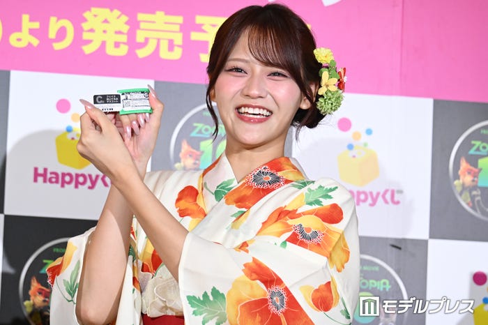 C賞を引き笑顔を見せる高松瞳(C)モデルプレス