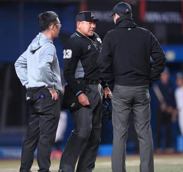 アクシデントでまさかの球審交代 ロッテ・寺地の折れたバットが深谷球審に直撃 治療で試合が一時中断→牧田塁審が球審へ