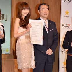 「マッコリ美人部」部長の認定書を受け取ったヨンア