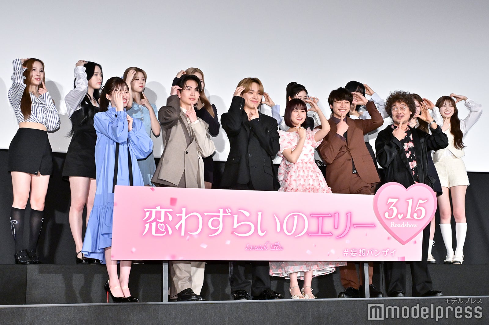 （前列左より）白宮みずほ、綱啓永、宮世琉弥、原菜乃華、小関裕太、三木康一郎監督（後列左より）MAKO、RIO、RIKU、AYAKA、MAYUKA、RIMA、NINA、MAYA、MIIHI／NiziU（C）モデルプレス