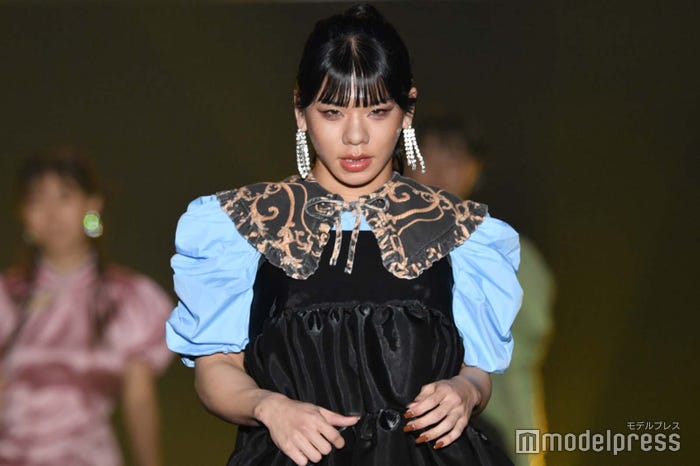 黒髪ロングヘアのとうあ (C)モデルプレス