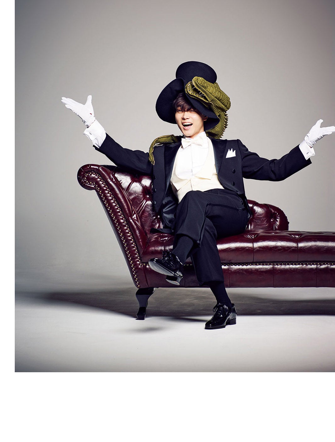 菅田将暉が「プラスアクト」15周年で両面表紙  ワニと燕尾服を着こなす