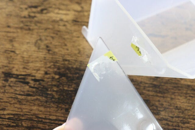 冷蔵庫用取り出しやすい小物入れ　シール跡