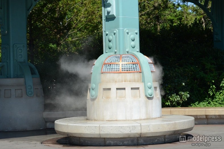 「ディズニーシー・エレクトリックレールウェイ」高架下／クールスポット