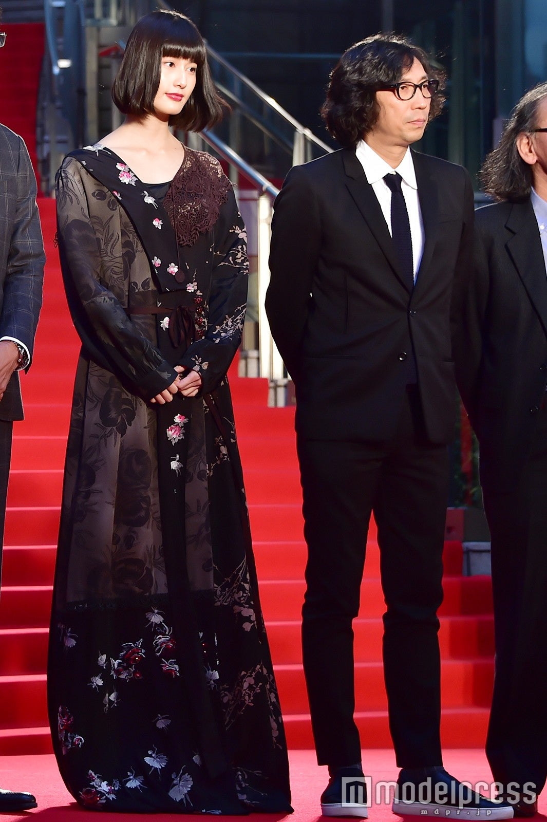 橋本愛（左） （C）モデルプレス
