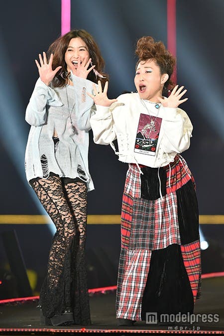 d fashion×「Bubbles」とのコラボステージに出演した絵美里&キンタロー。(左から)