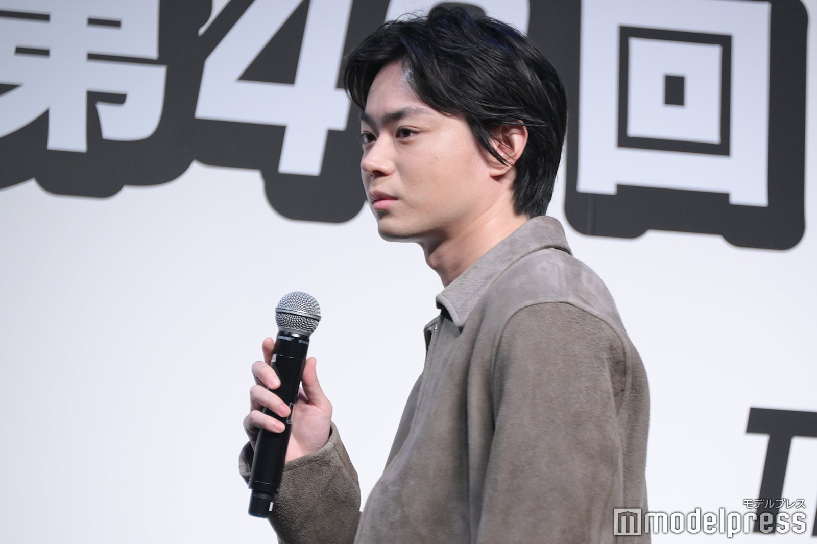 コーディネートを紹介する菅田将暉（C）モデルプレス