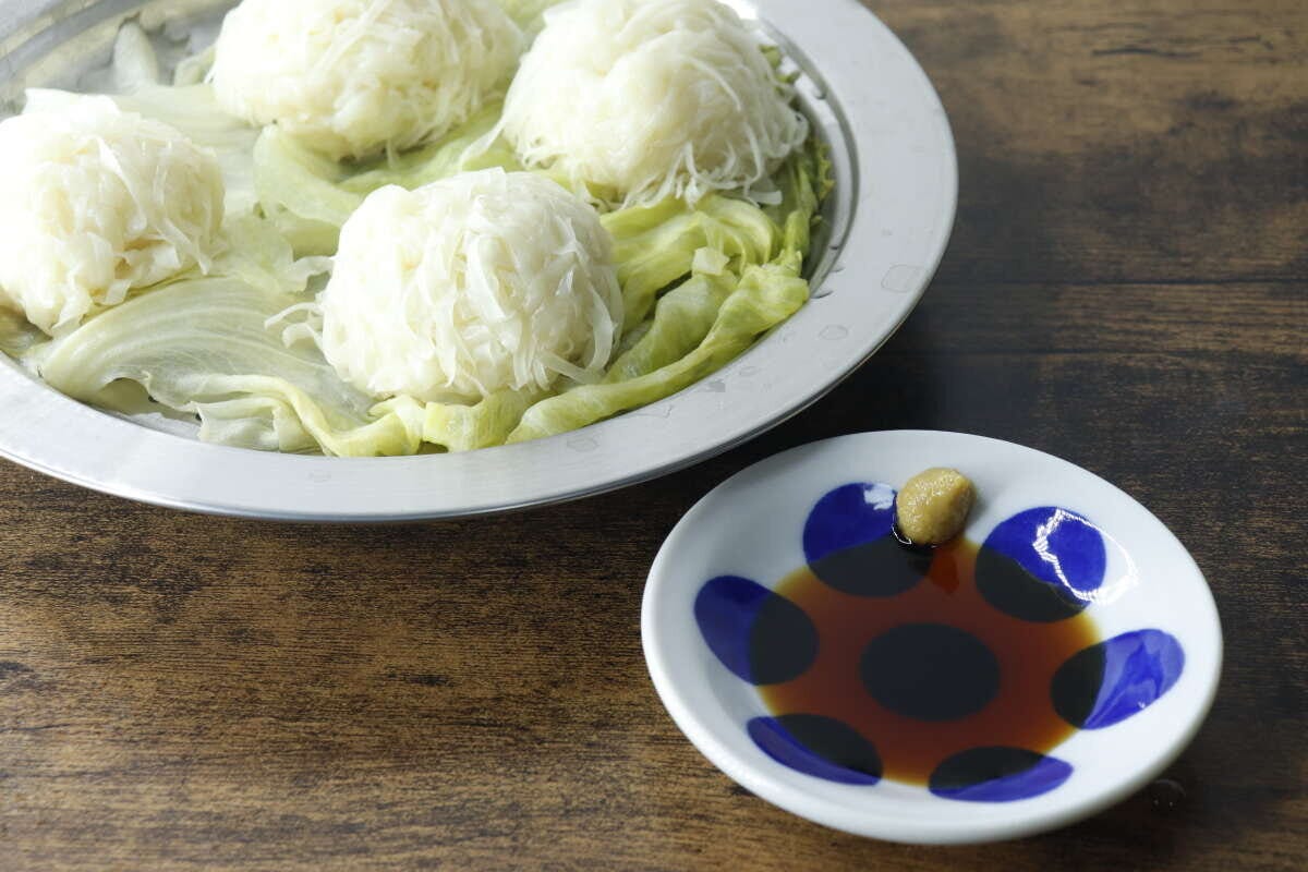蒸し上がったイカシューマイと醤油とからしが添えられた食卓 蒸し上がったイカシューマイと醤油とからしが添えられた食卓