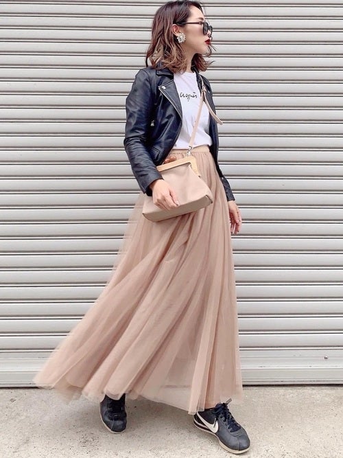 黒スニーカー 春コーデ21選 定番アイテムをおしゃれに格上げする着こなしをご紹介 モデルプレス