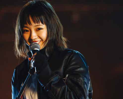 欅坂46“笑顔のオフショット”にファン歓喜 新曲「ガラスを割れ!」MVメイキング写真公開
