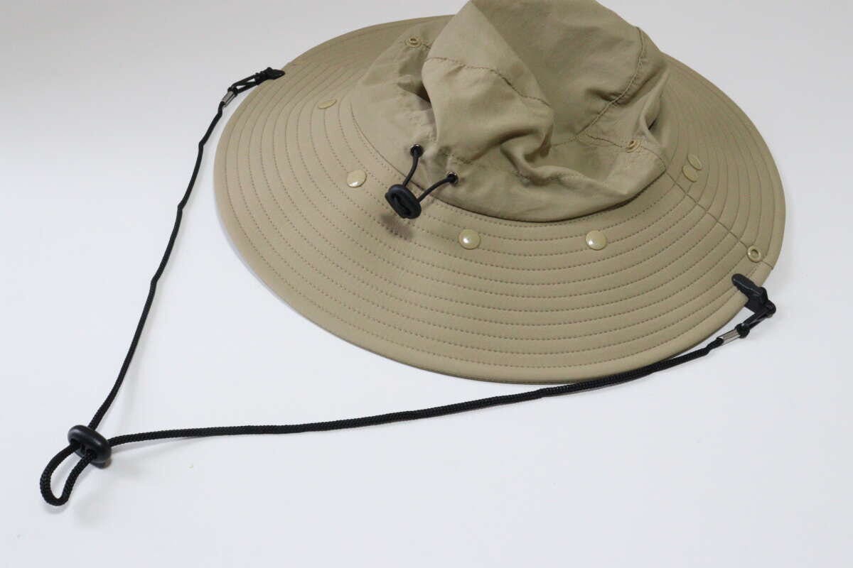 ダイソー 2wayハットストラップ ダイソーの2wayハットストラップを帽子に装着した状態