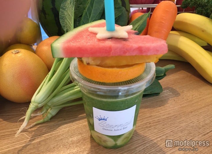 フルーツ丸ごとトッピングのスムージーが斬新