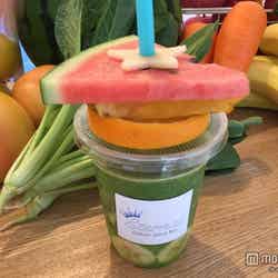 写真に撮りたい!フルーツ丸ごとトッピングのスムージーが斬新/キウイスムージー¥1080/画像提供:Eternal Detox Juice Bar【モデルプレス】