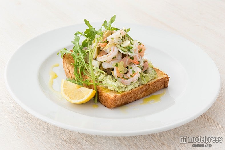 マリネシュリンプのオープンサンド（「サラベス 東京店」限定・新メニュー／画像提供：WDI