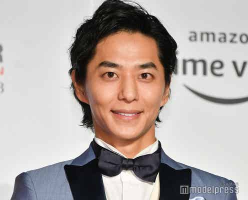 「バチェラー」友永真也&岩間恵夫妻「家族が増えました」愛犬との3ショットに反響「幸せすぎる光景」