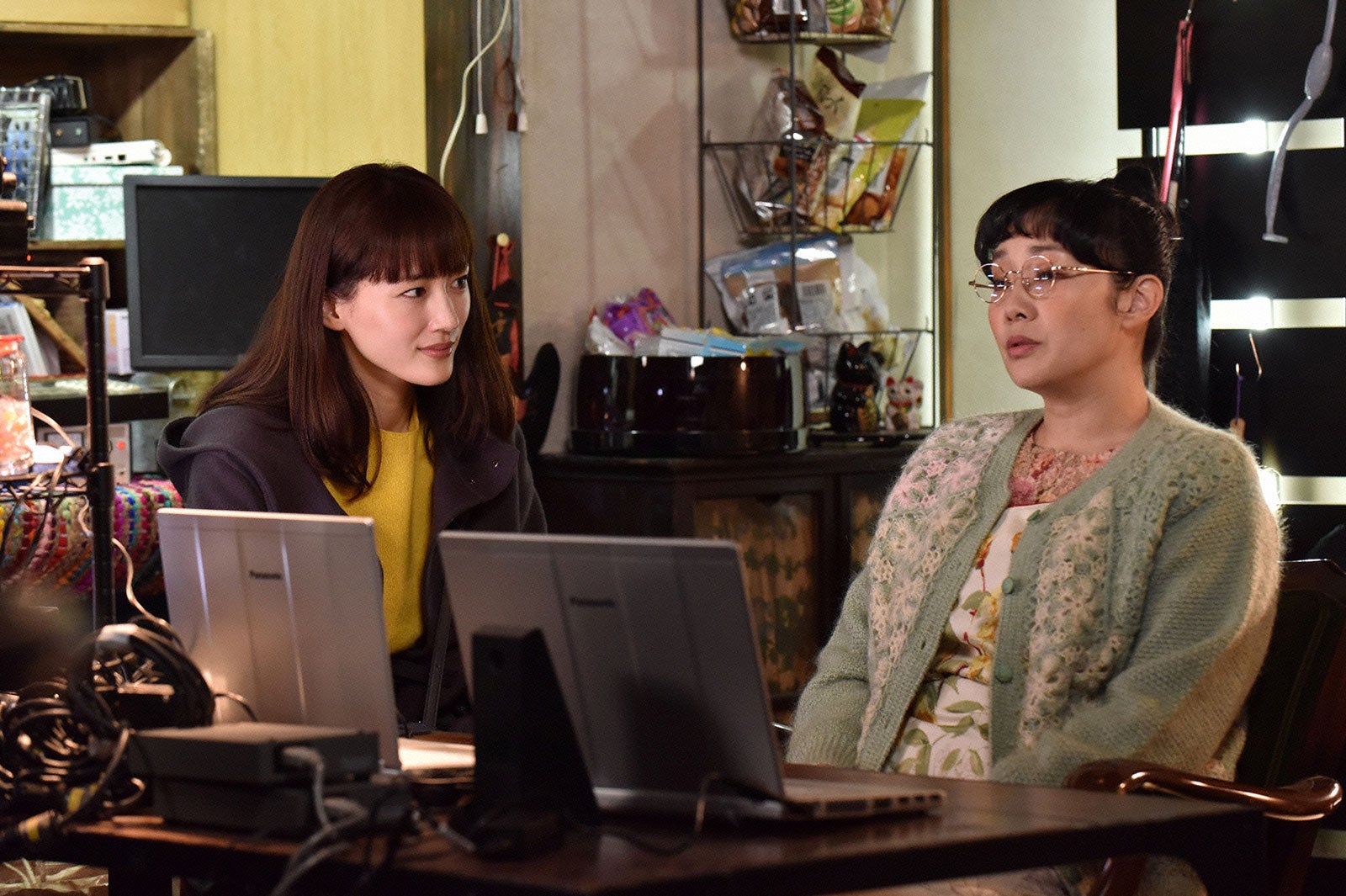 綾瀬はるか、西尾まり／「奥様は、取り扱い注意」第7話より（画像提供：日本テレビ）